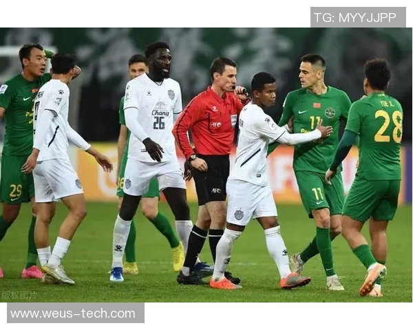 足球明星在比赛中意外撕破球衣瞬间引发全场热议与欢笑